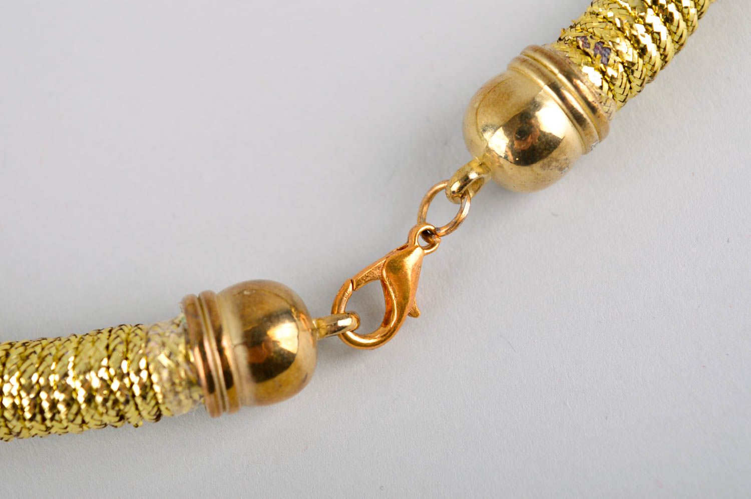 Плетеное колье ручной работы золотистое авторское ожерелье украшение на шею фото 4