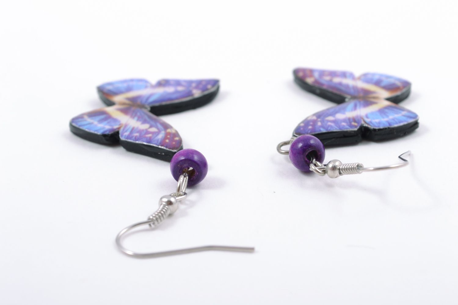 Boucles d'oreilles en pâte polymère faites main en forme de papillons violets  photo 5