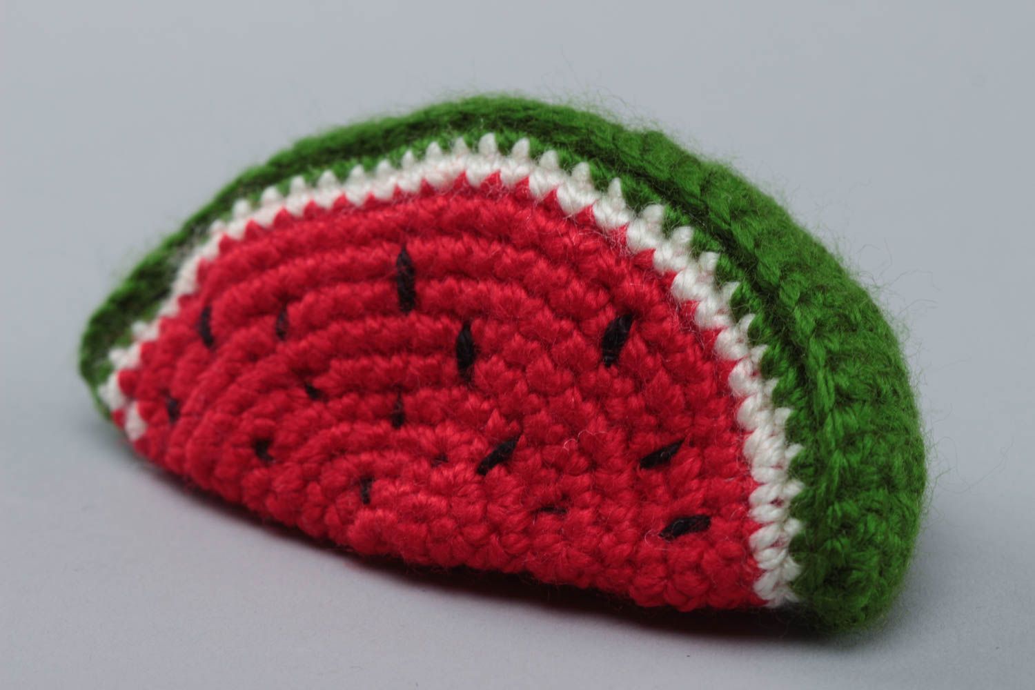 Petit jouet mou tricoté au crochet en fils acryliques en forme de pastèque photo 2