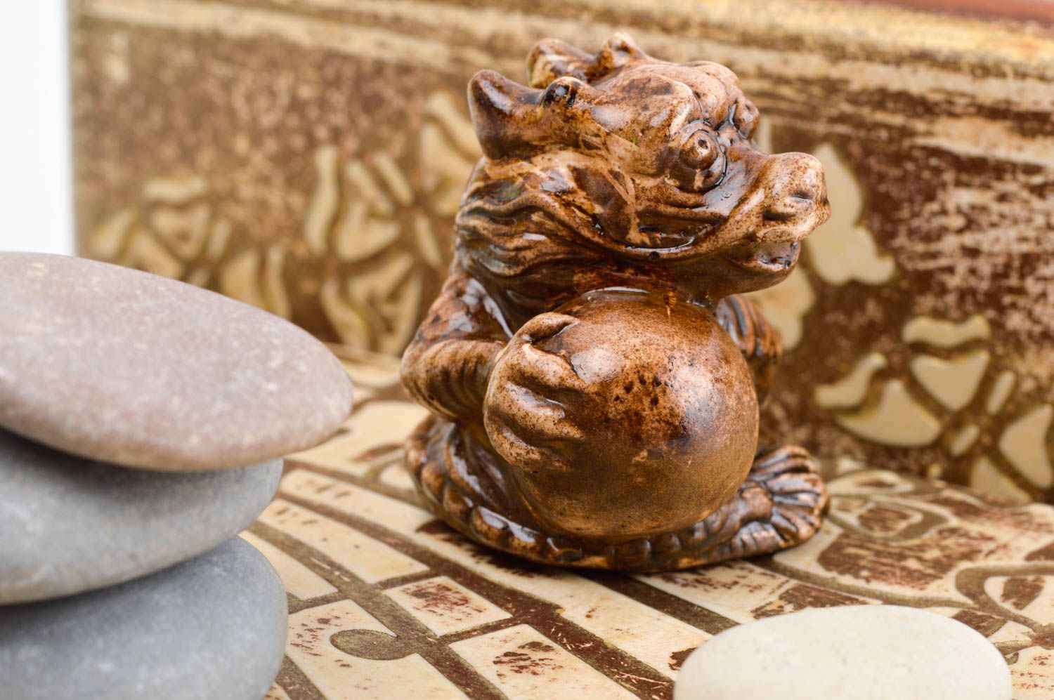 Statuette décorative Figurine fait main dragon marron en plâtre Déco maison photo 1