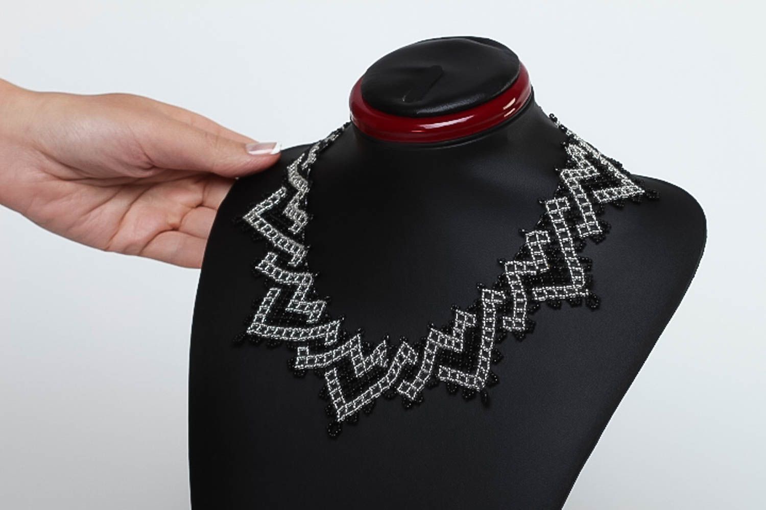 Необычное украшение ручной работы колье из бисера авторское ожерелье из бисера фото 5