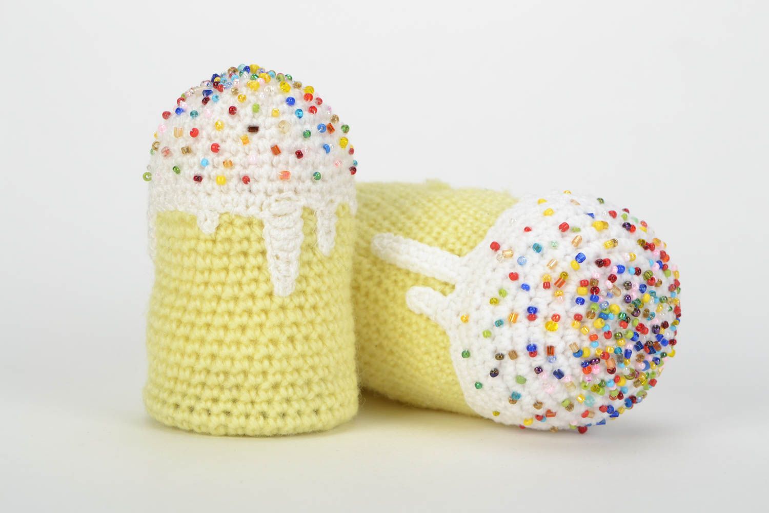 Deux jouets mous tricotés Gâteaux traditionnels de Pâques jaune clair fait main photo 3