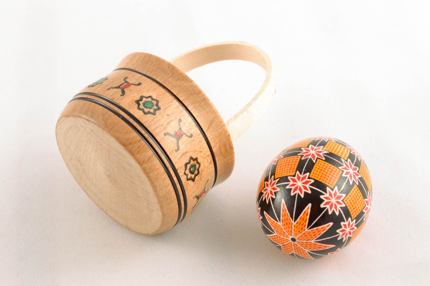 Oeuf de Pâques peint dans un panier en bois décoration originale ethnique photo 4