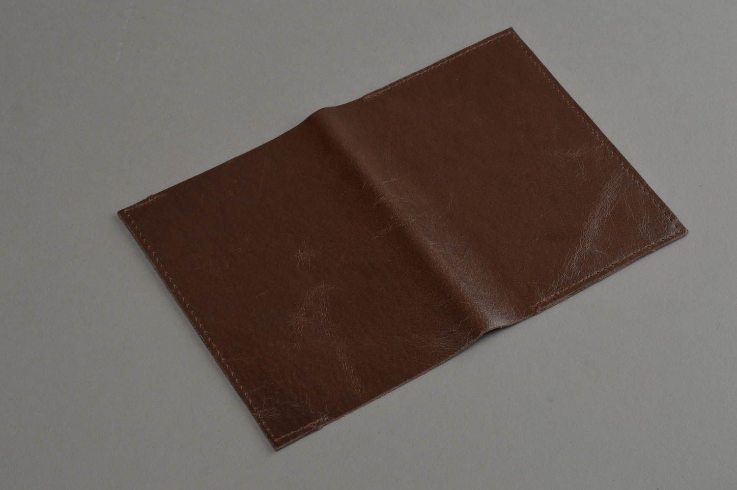 Braune glatte originelle handgemachte Passhülle aus Leder für Damen und Herren  foto 3