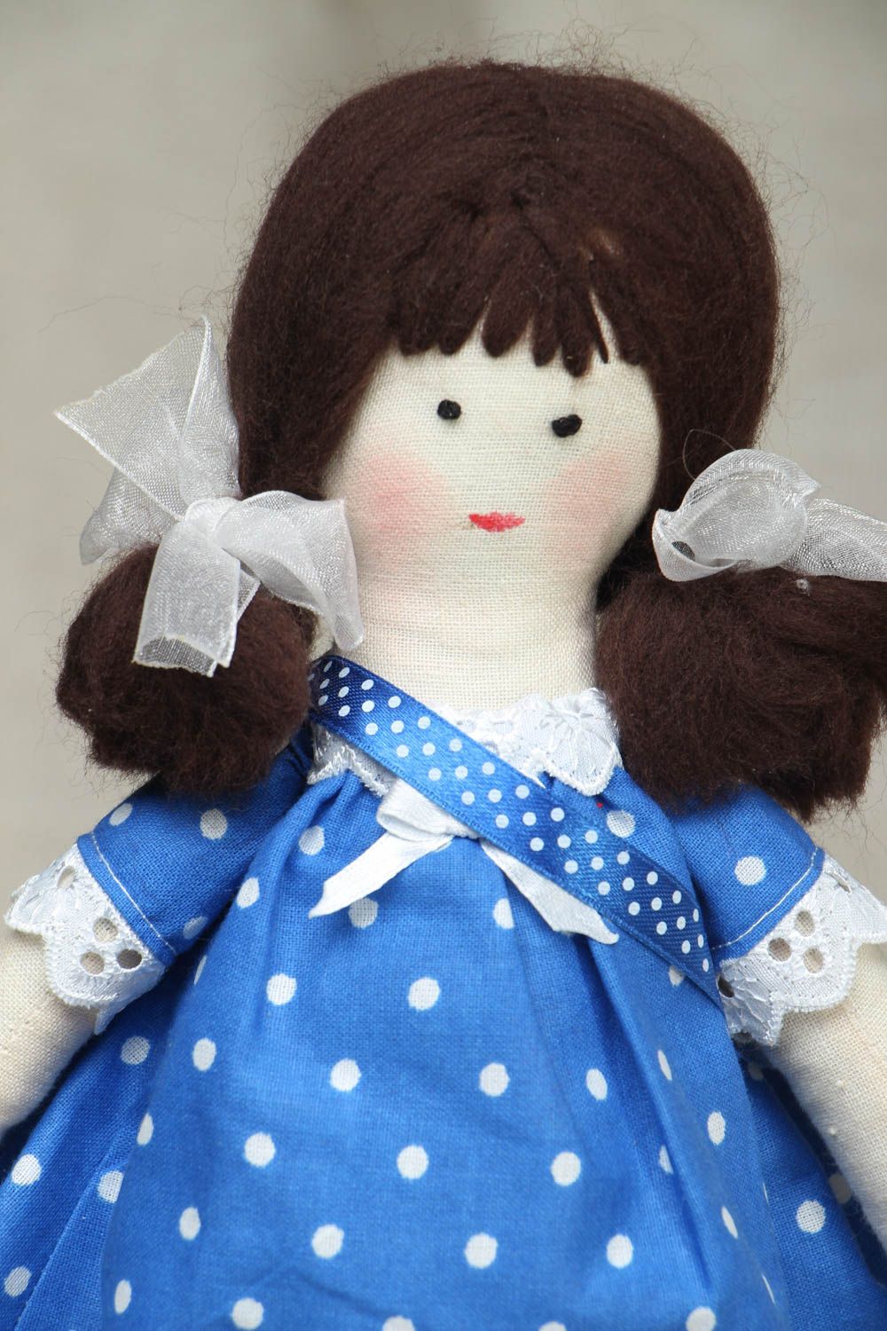Muñeca de peluche hecha a mano con vestido azul foto 2
