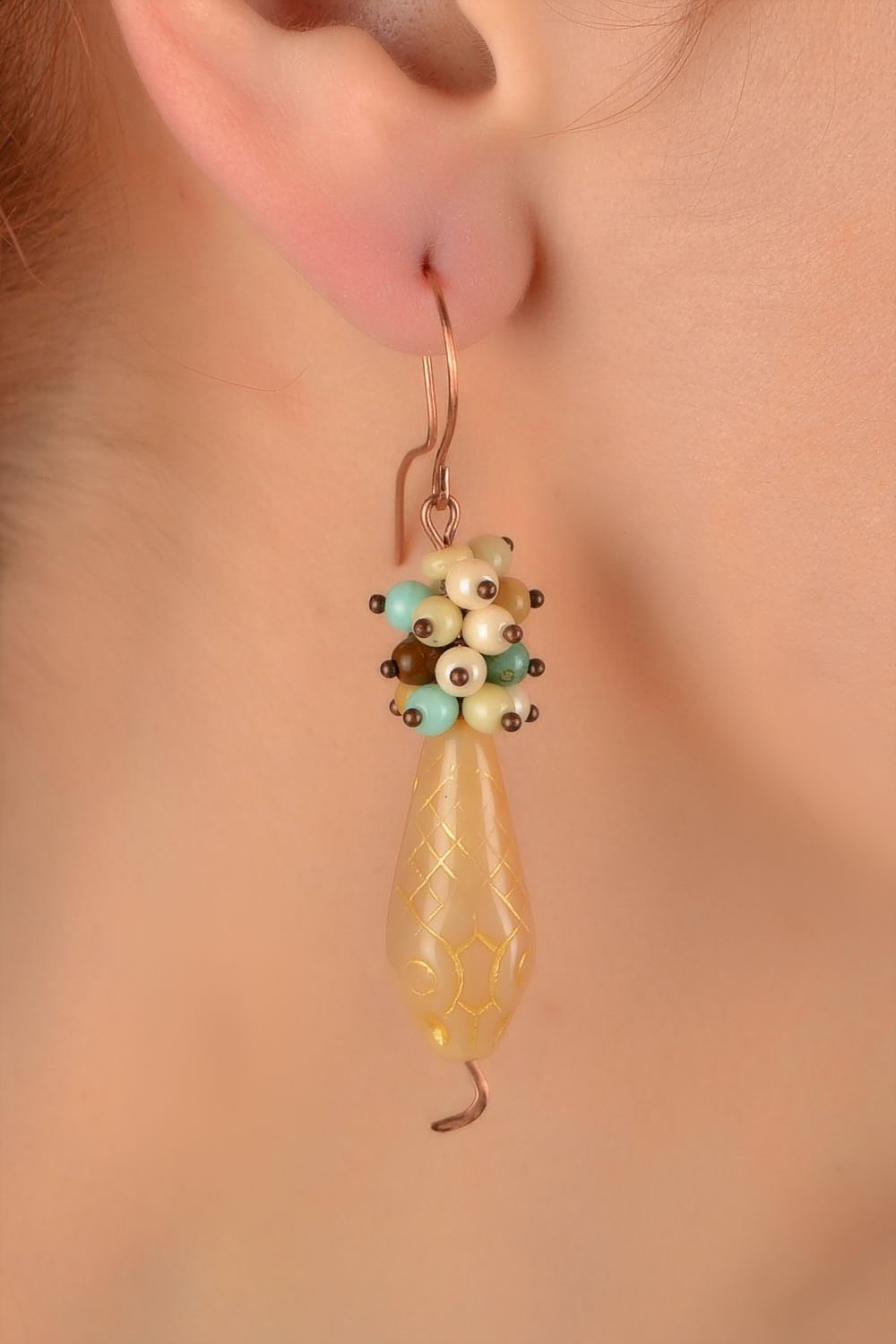 Handgemachte originelle lange Ohrringe aus Glasperlen schön in Braun stilvoll  foto 5