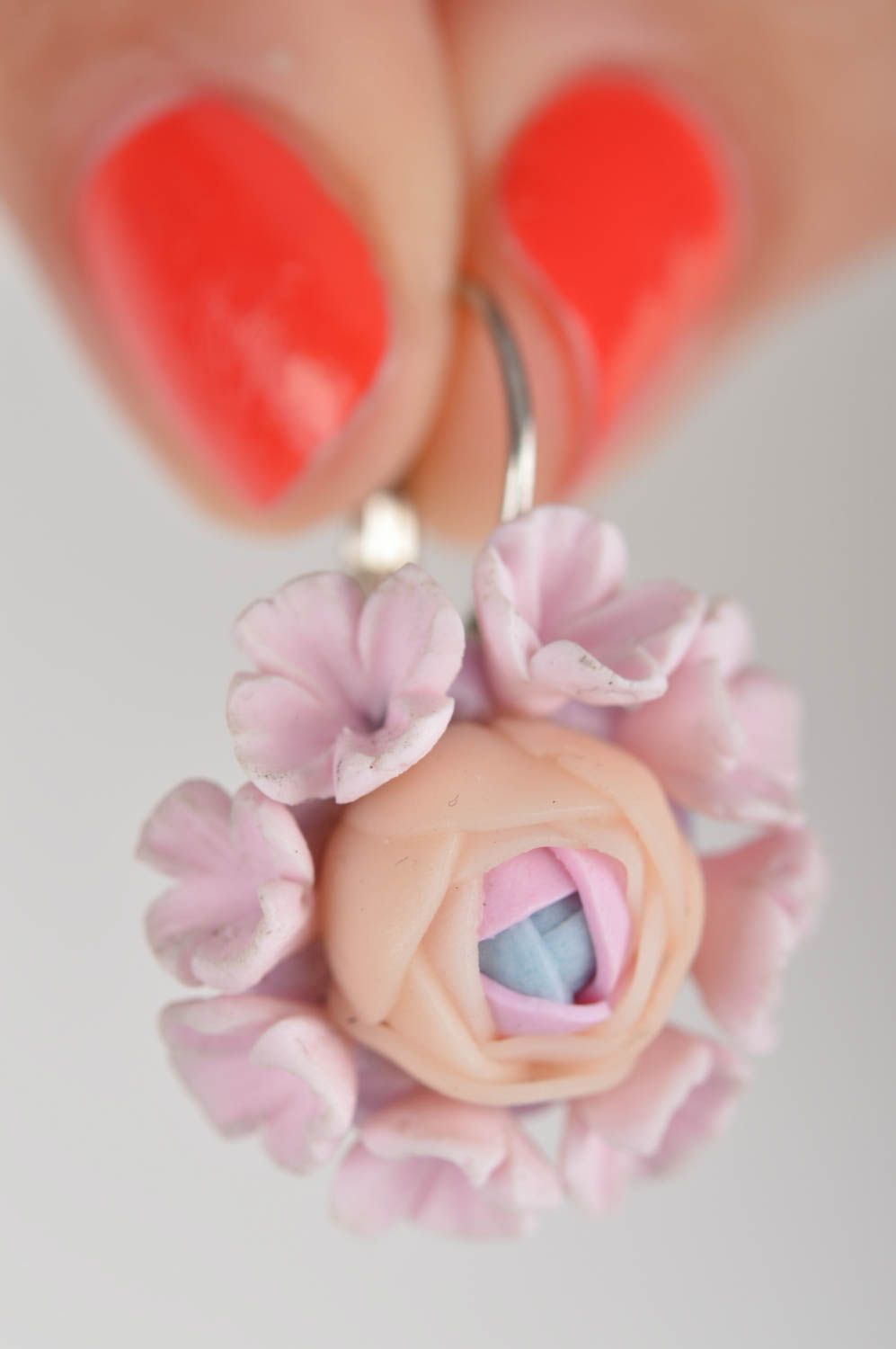 Elegante runde handgemachte Ohrringe aus Polymerton mit Anhängern schöne Blumen foto 3