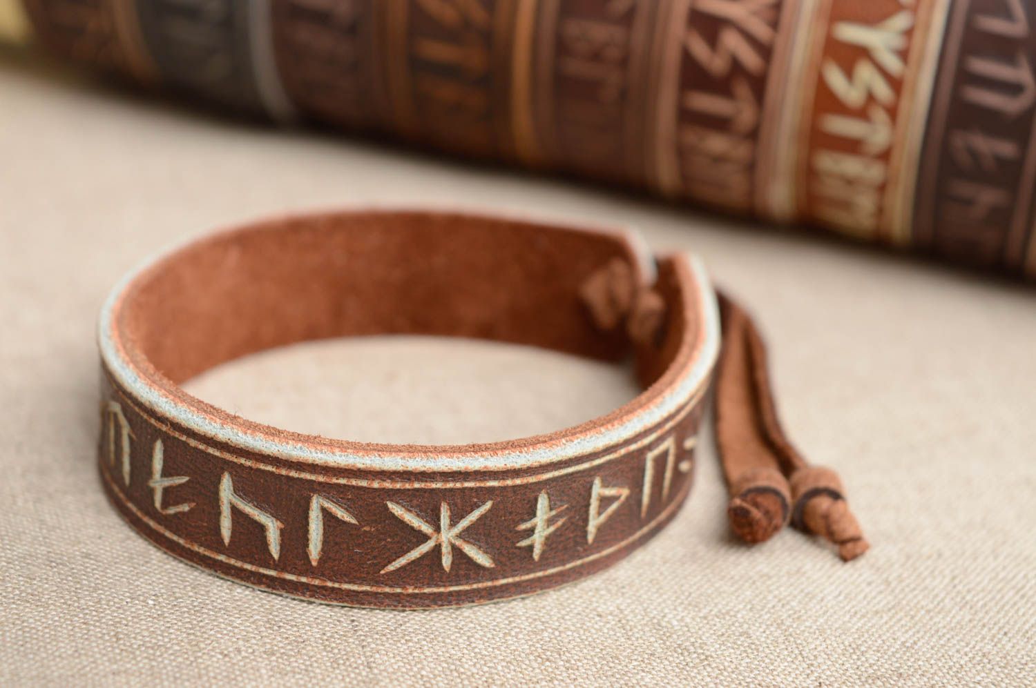 Bracelet en cuir naturel marron avec runes sculptées fait main style ethnique photo 2