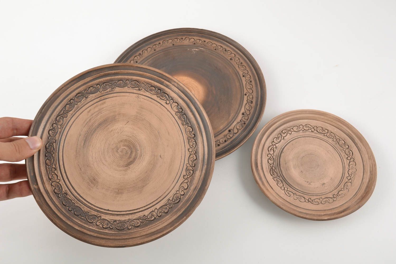 Керамический набор посуды ручной работы 3 тарелки плоские коричневые красивые фото 4