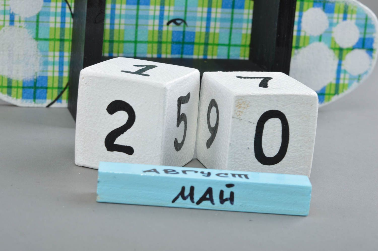 Calendrier perpétuel en bois fait main avec cubes pour enfant Ours à carreaux photo 4