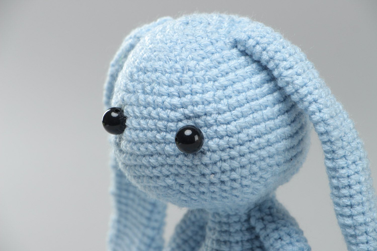 Petite peluche tricotée bleue en acrylique en forme de lapin faite main photo 3