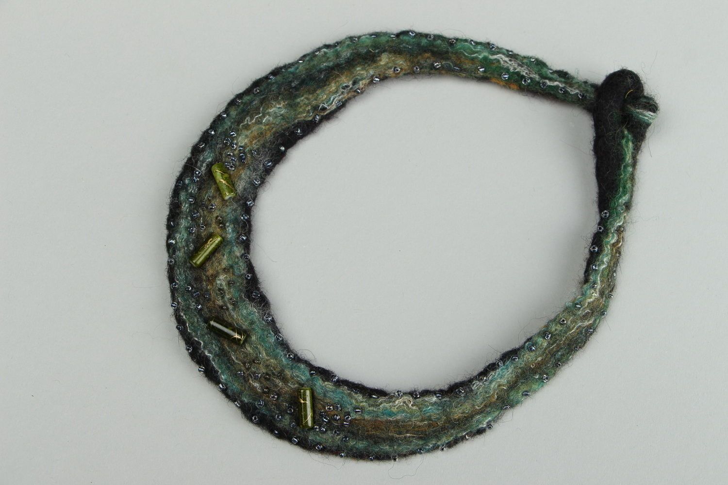 Woolen necklace with beads photo 2