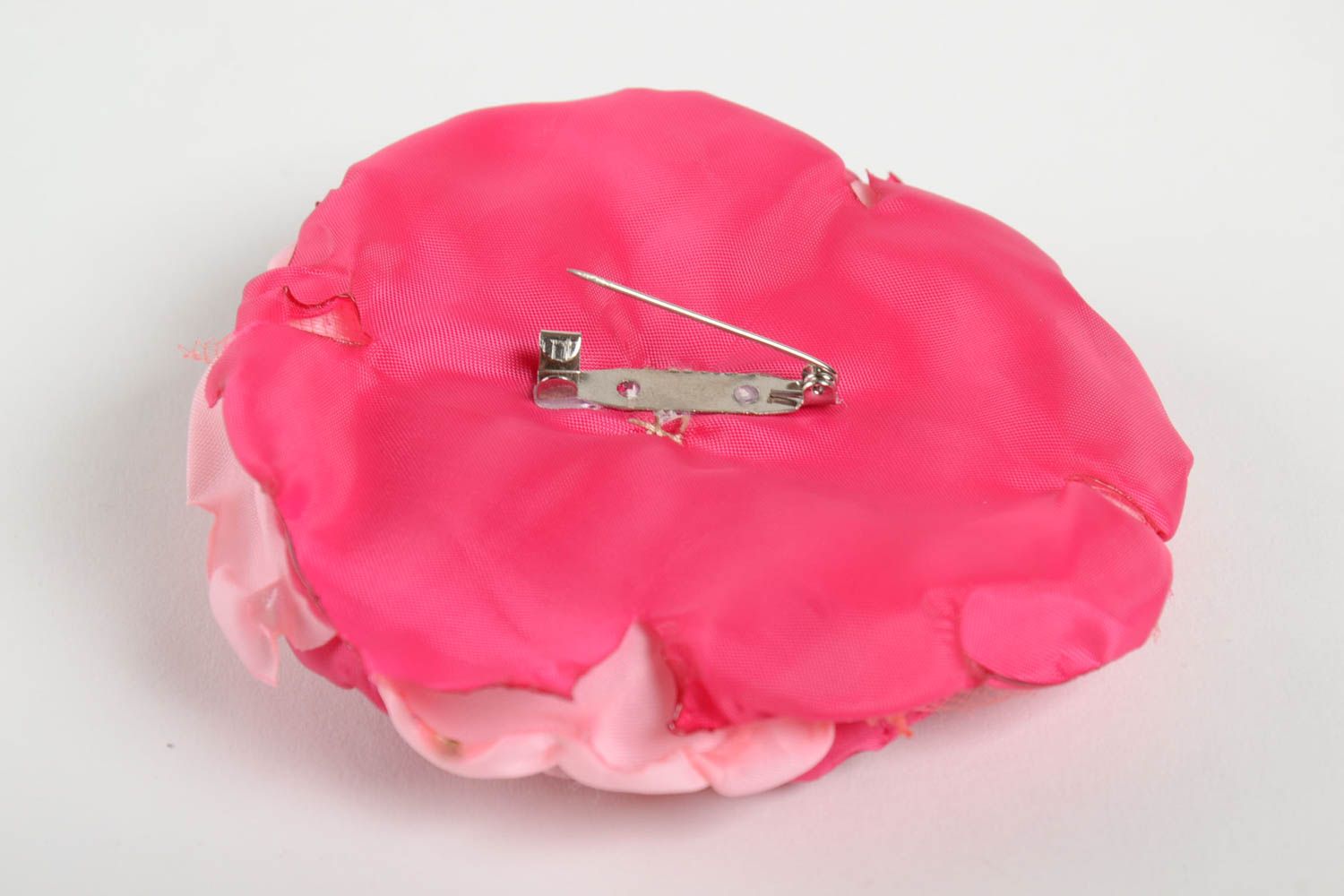 Объемная текстильная брошь из лент в виде цветка розы на булавке ручная работа фото 3