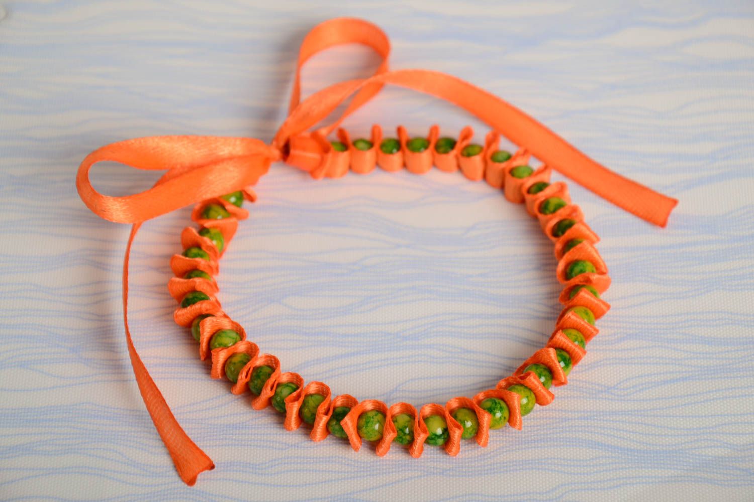 Bracelet en perles fantaisie vertes et ruban de satin orange fait main photo 1