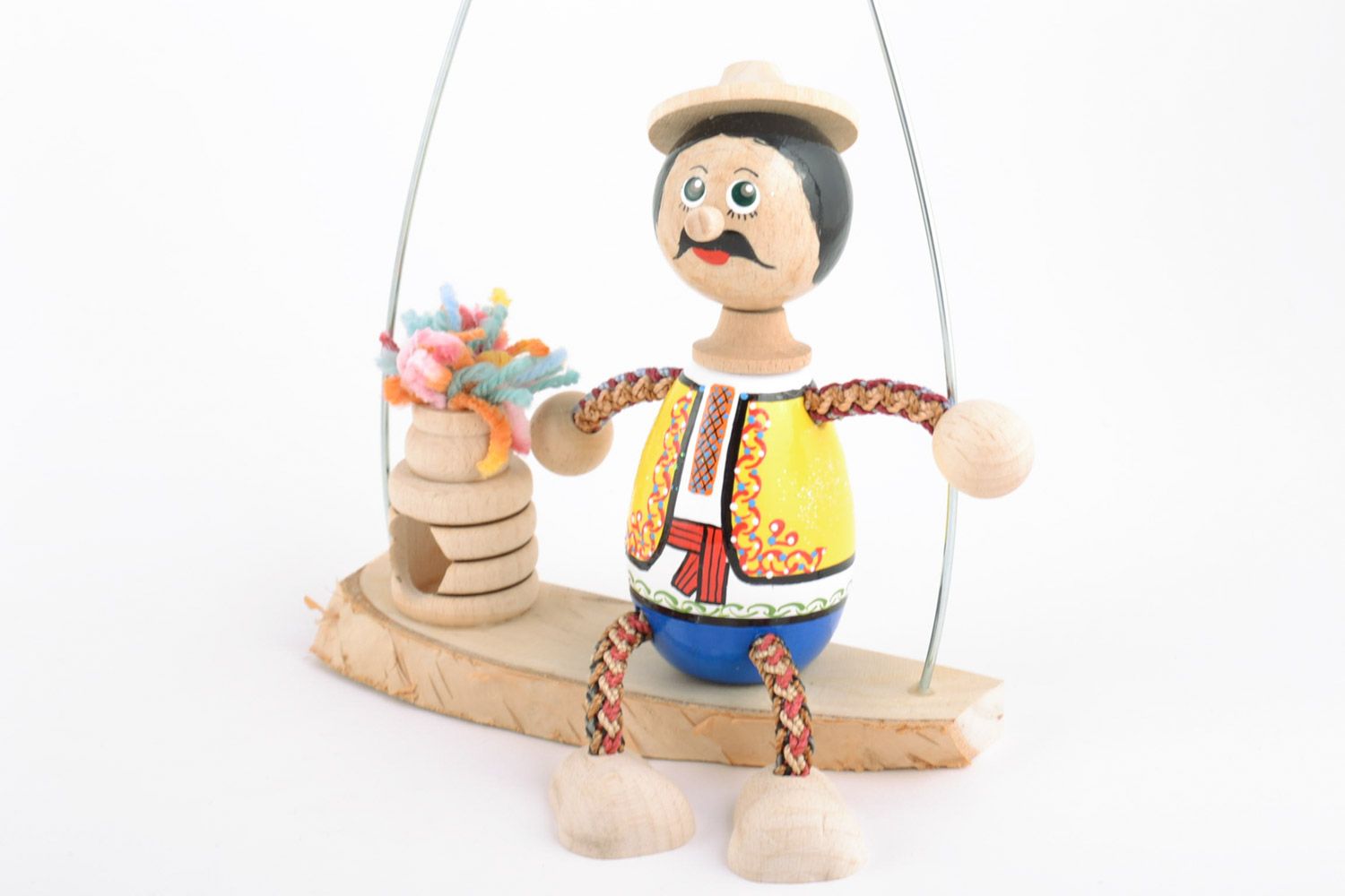 Originelles lustiges Öko Spielzeug aus Holz auf der Bank handmade für Interieur Dekor foto 3