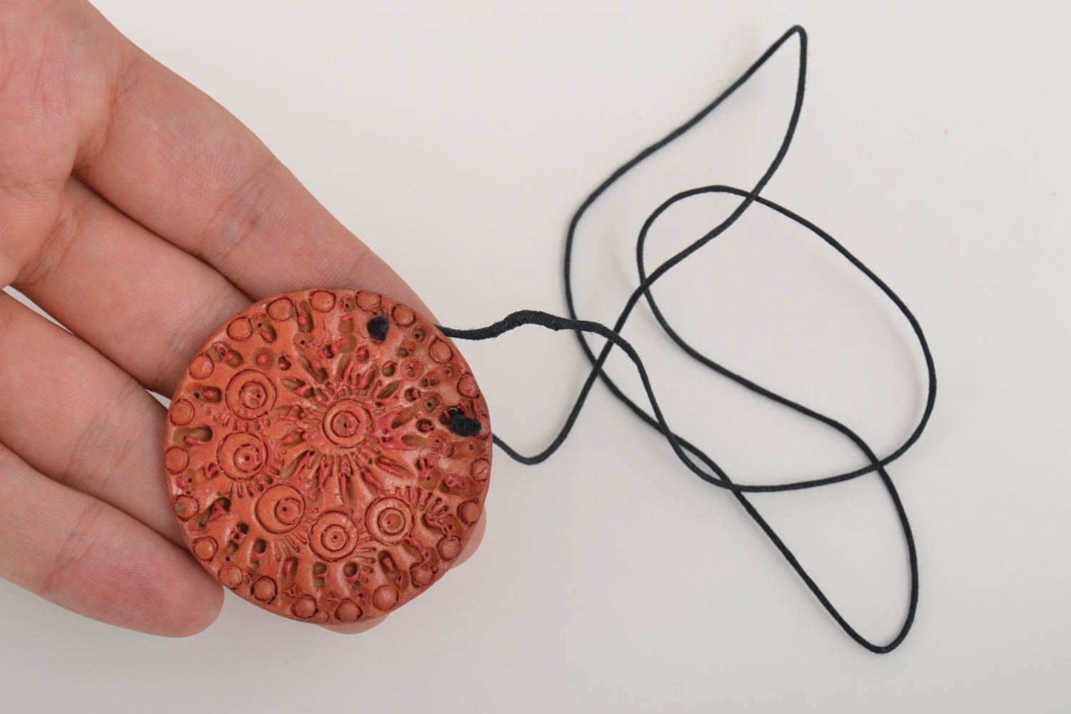 Глиняный кулон украшения ручной работы круглый кулон на шею коричневый фото 5