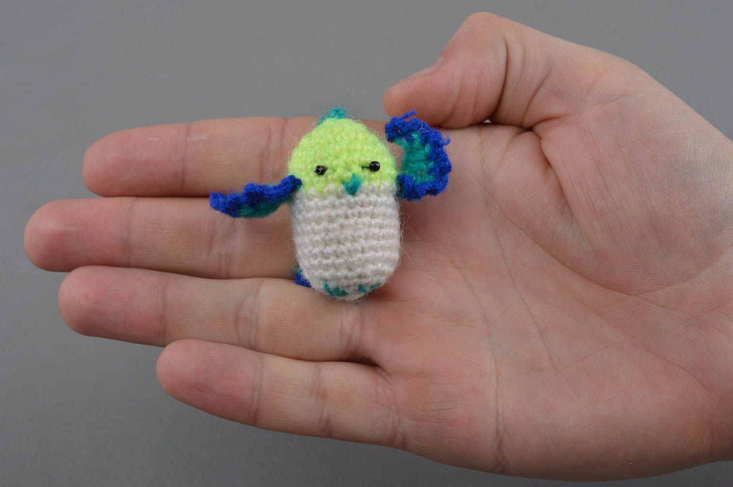 Jouet oiseau mésange tricoté en mi-laine petit de couleurs vives fait main photo 4