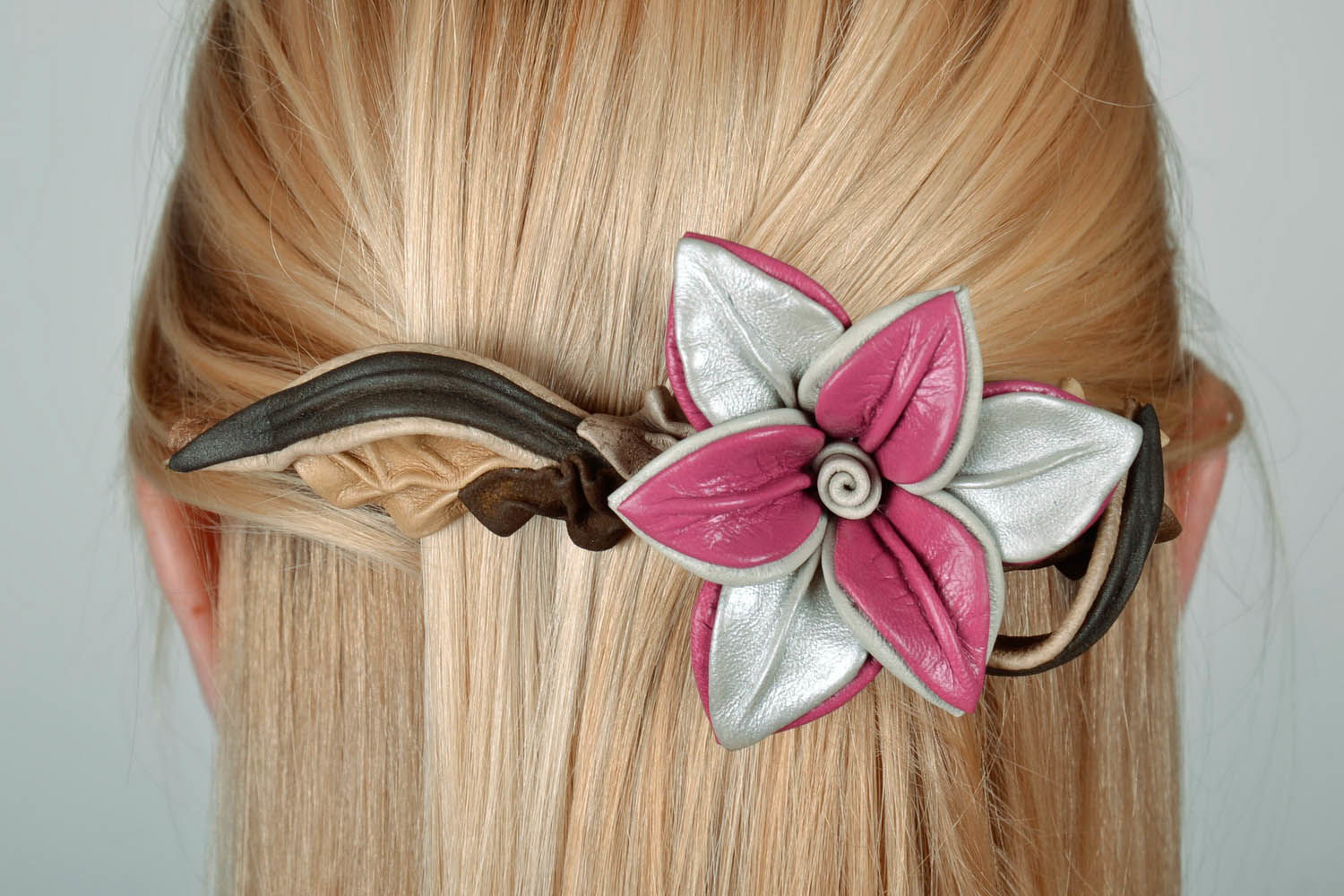 Barrette pour cheveux avec une fleur en cuir photo 5