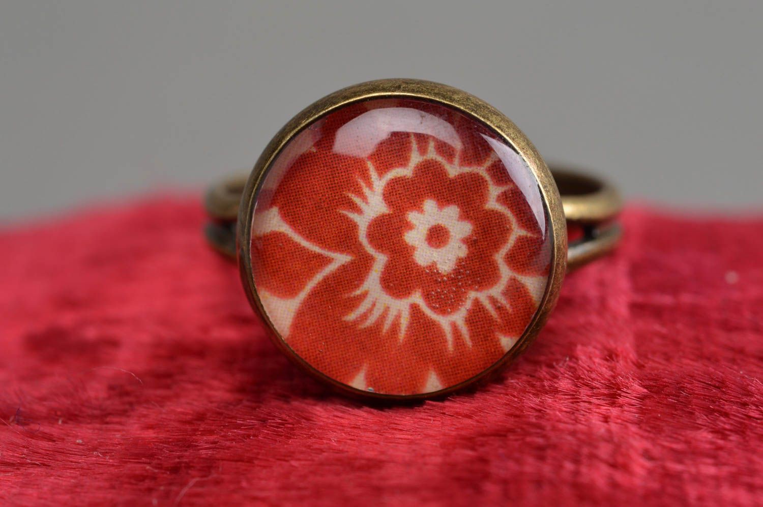 Handmade red decoupage round top ring with flower print coated with epoxy photo 2