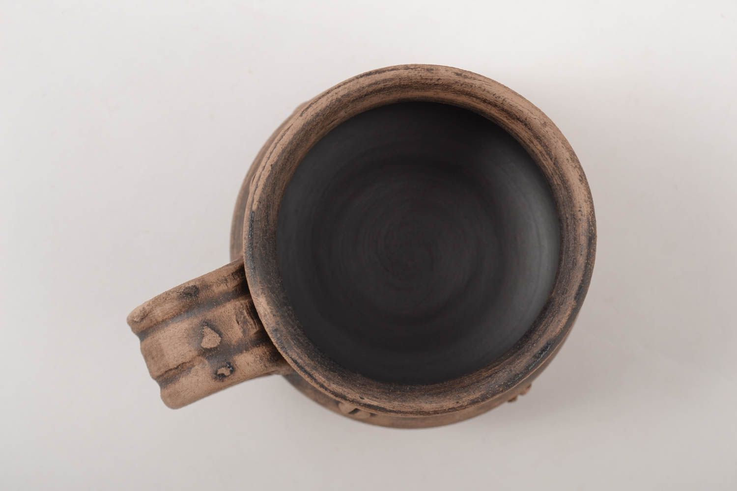 Clay coffee cup with a wide handle and coffee beans pattern photo 3