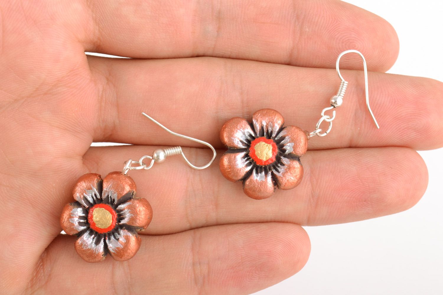 Small floral handmade ceramic dangling earrings painted with acrylics photo 2