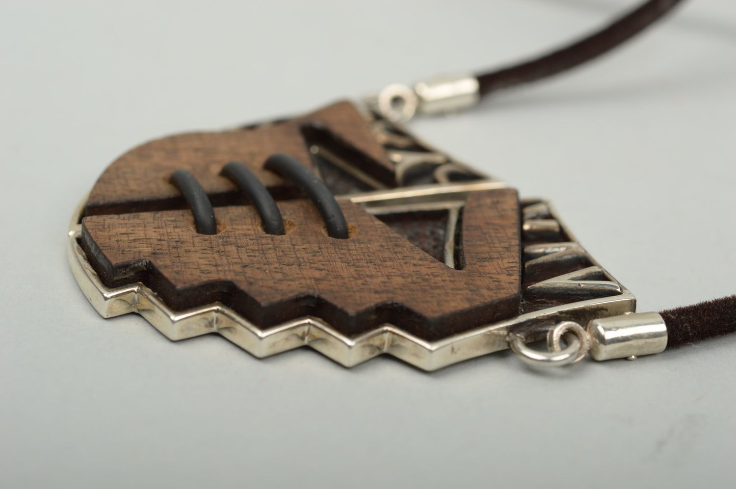 Кулон ручной работы украшение на шею с металлом аксессуар из дерева на шнурке фото 2