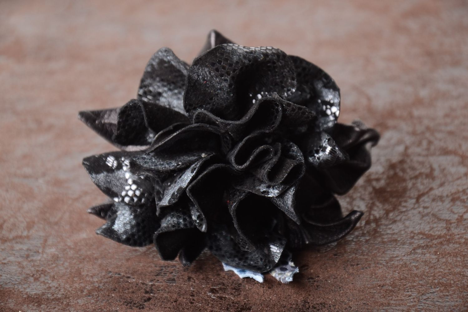 Резинка с цветком изделие из кожи ручной работы аксессуар для волос черный фото 1