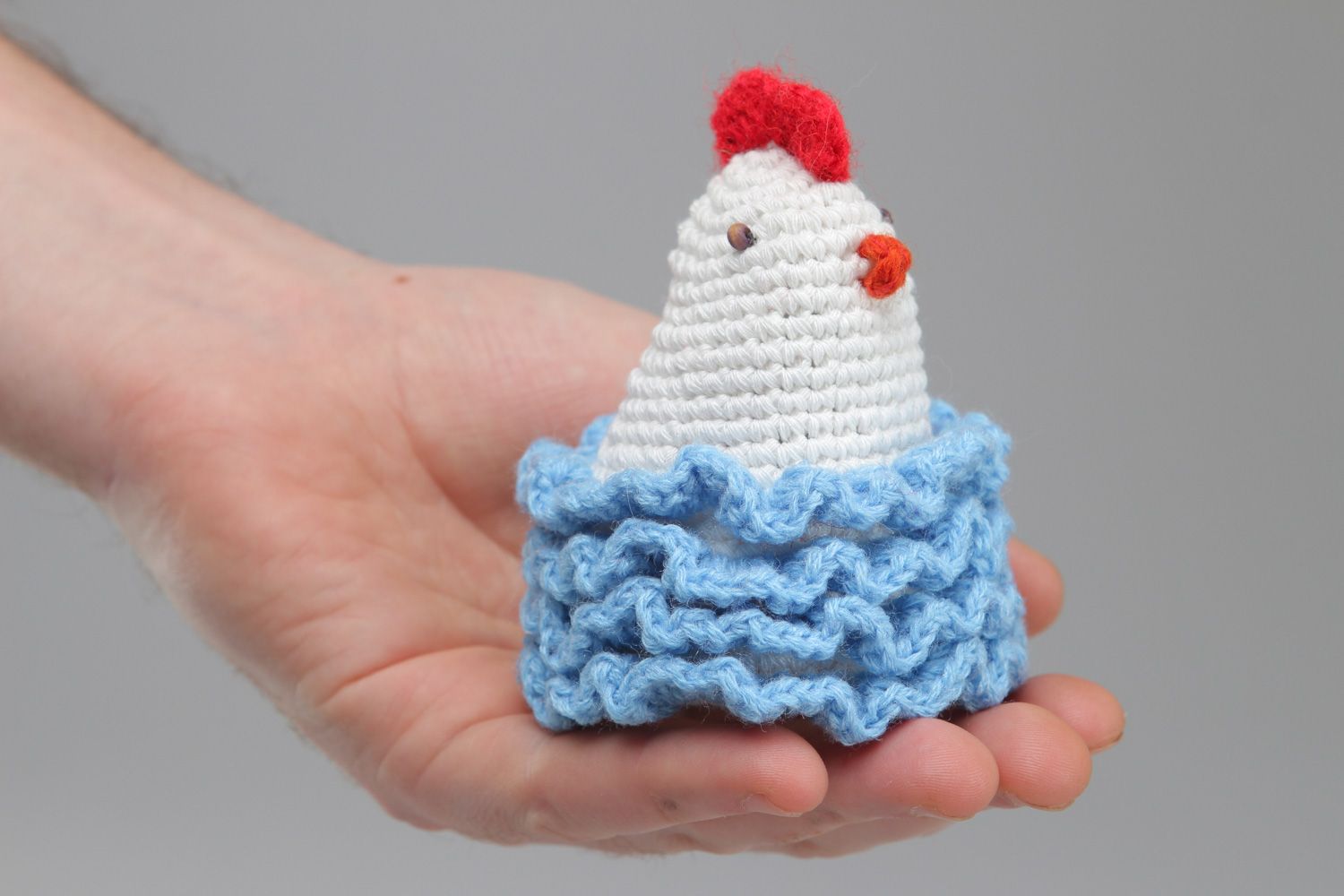 Von Hand gehäkelte Mütze für Ostereier in Form eines weißen Huhnes aus Woll- und Baumwollgarn foto 4