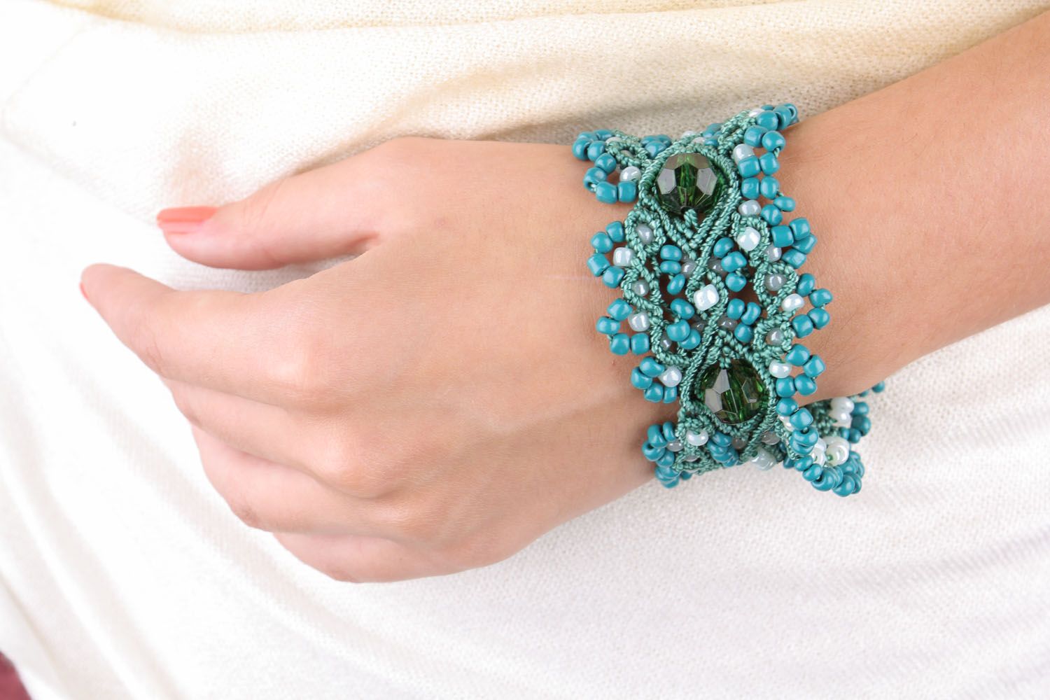 Плетеный браслет с бисером Голубая лагуна фото 1