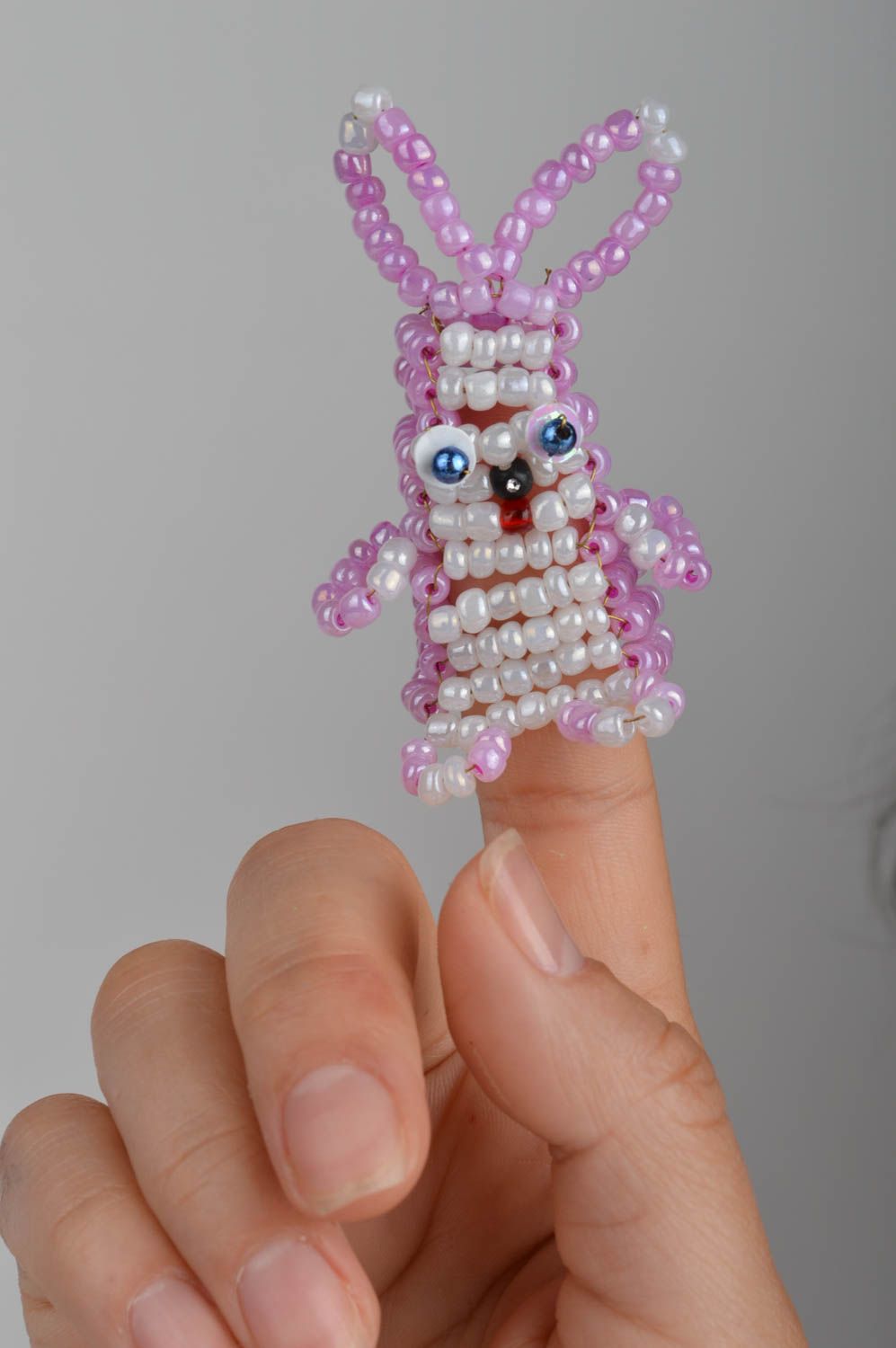 Marionnette à doigts en perles de rocaille en forme de lapin violet faite main photo 1