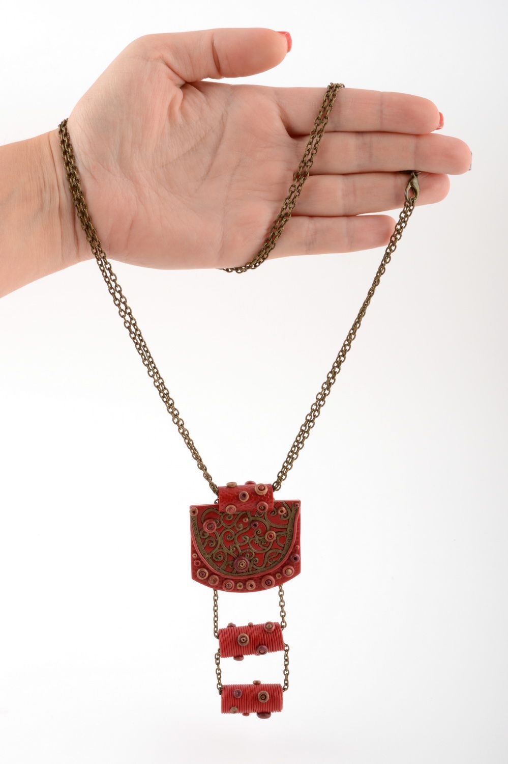 Gros pendentif rouge en pâte polymère sur chaînette métallique fait main  photo 5