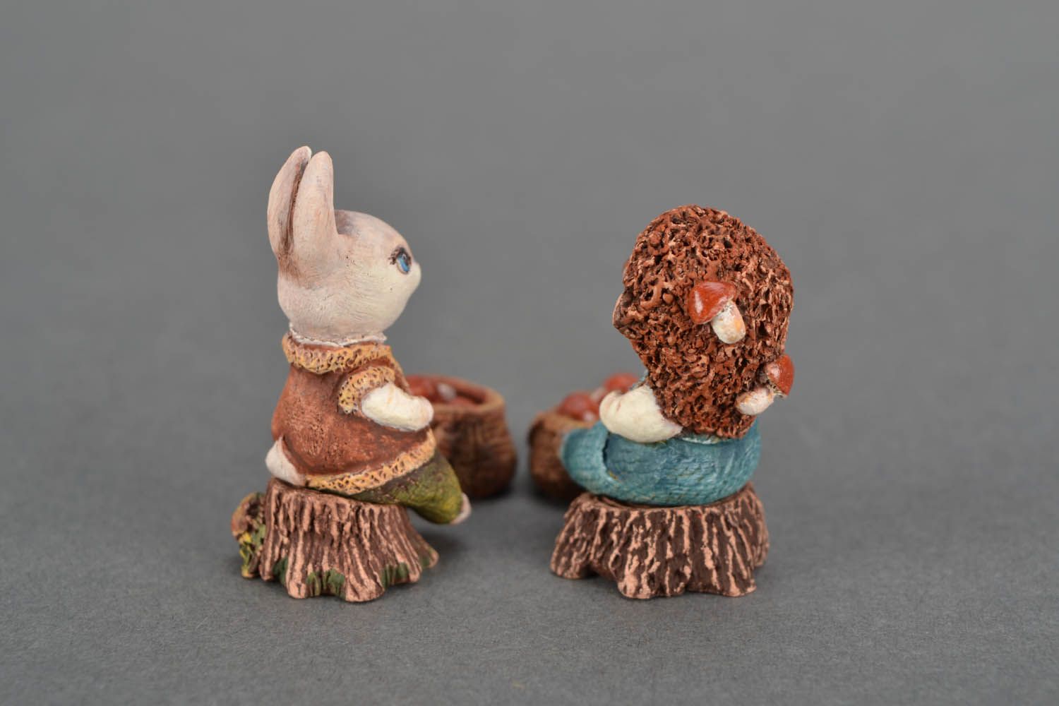 Estatuetas pequenas feitas de argila Ouriço e coelho foto 4