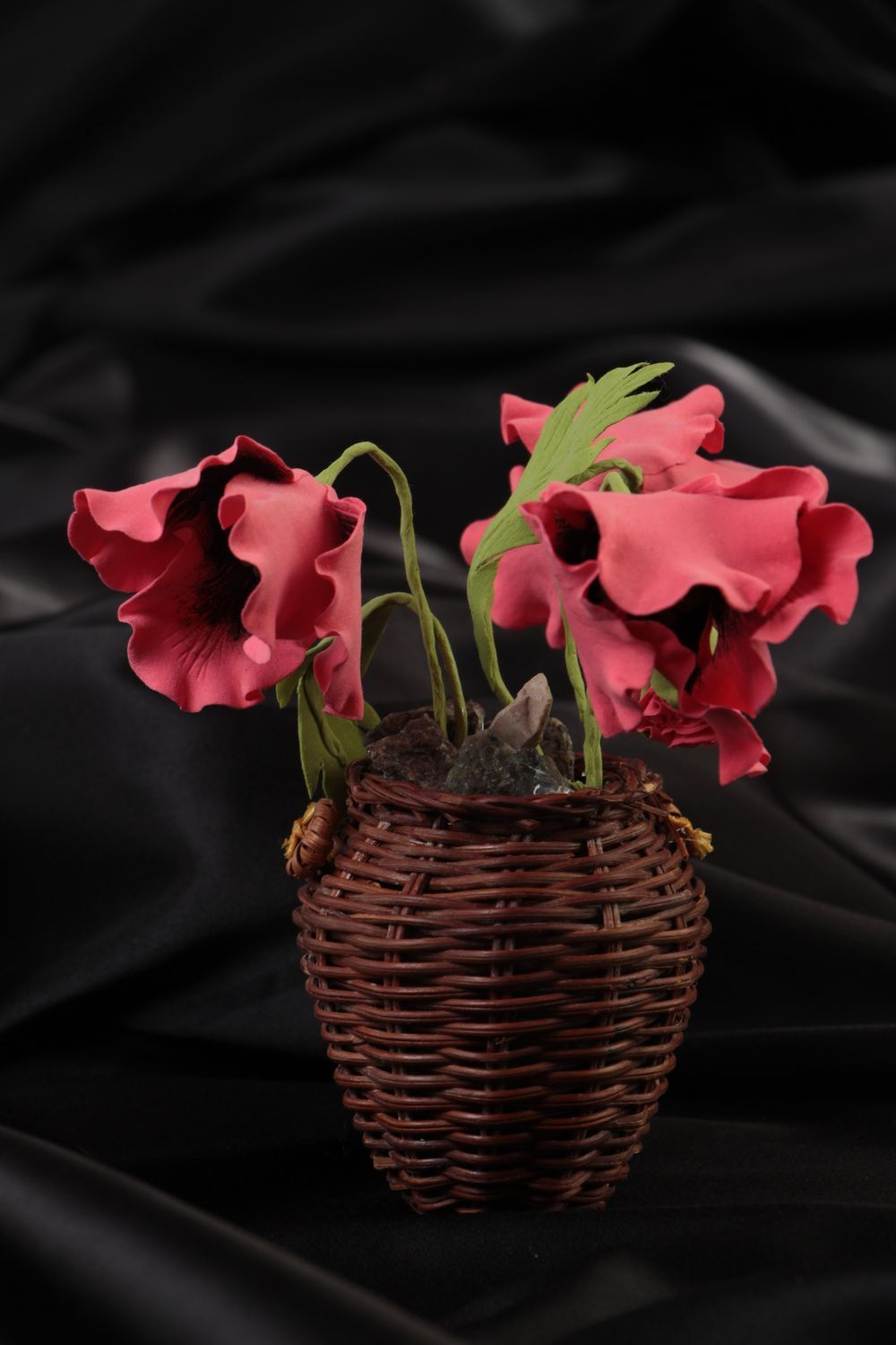 Große handgemachte Blumen im Topf aus Polymerton feine Mohnen zarte Komposition foto 1