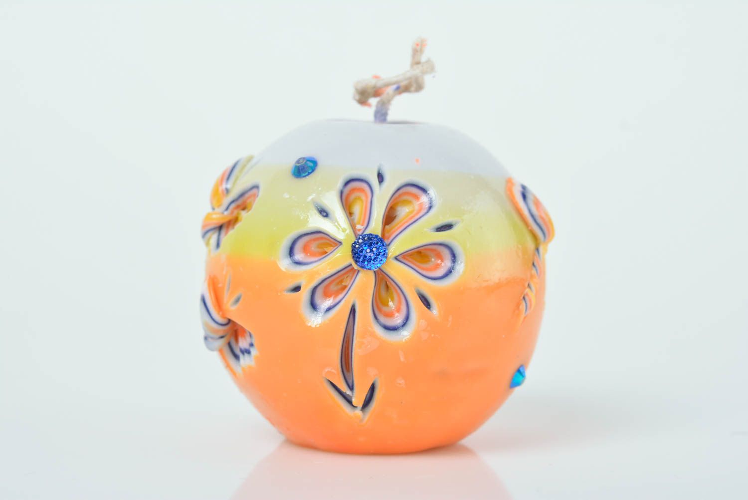 Bougie boule orange sculptée faite main originale avec fleurs et papillons photo 1