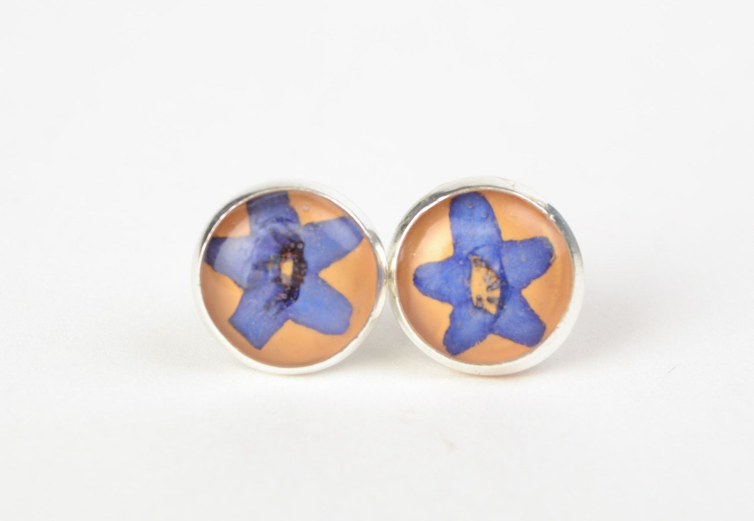 Handmade round stud earrings with dried flowers coated with jewelry resin photo 3