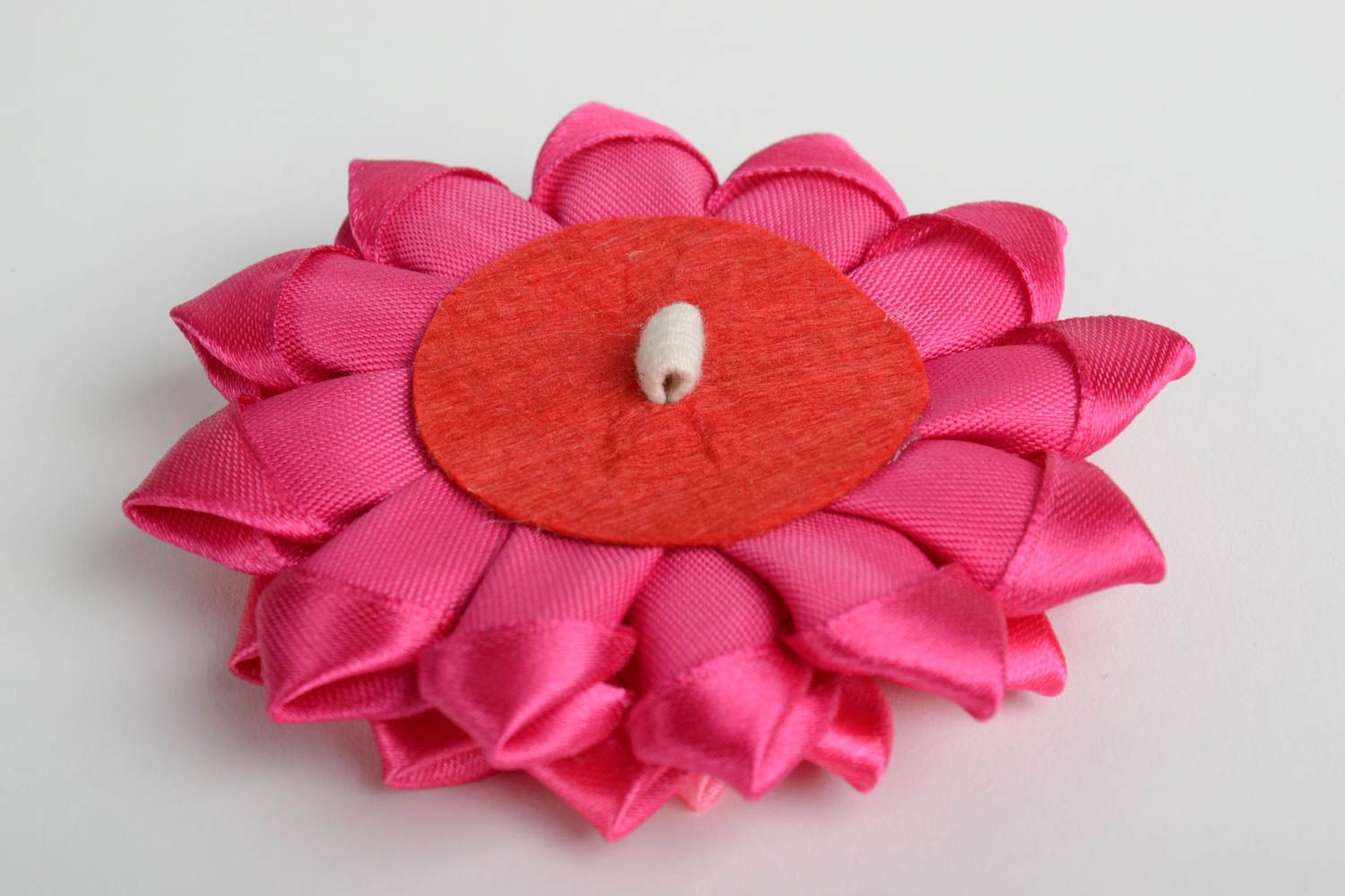 Розовый цветок из атласных лент канзаши для заколки или броши ручной работы фото 3
