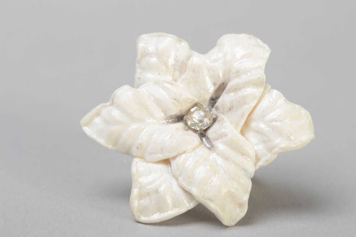 Белое кольцо в виде цветка из полимерной глины ручной работы со стразом красивое фото 2