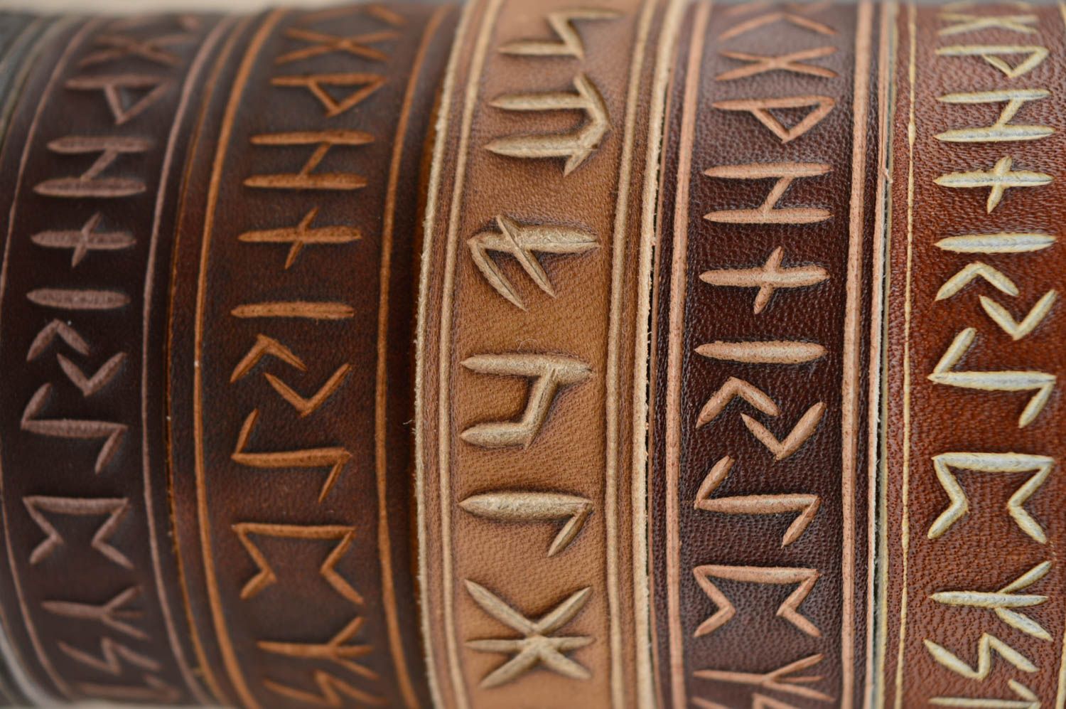 Bracelet en cuir réglable brun avec runes fait main cadeau insolite original  photo 5