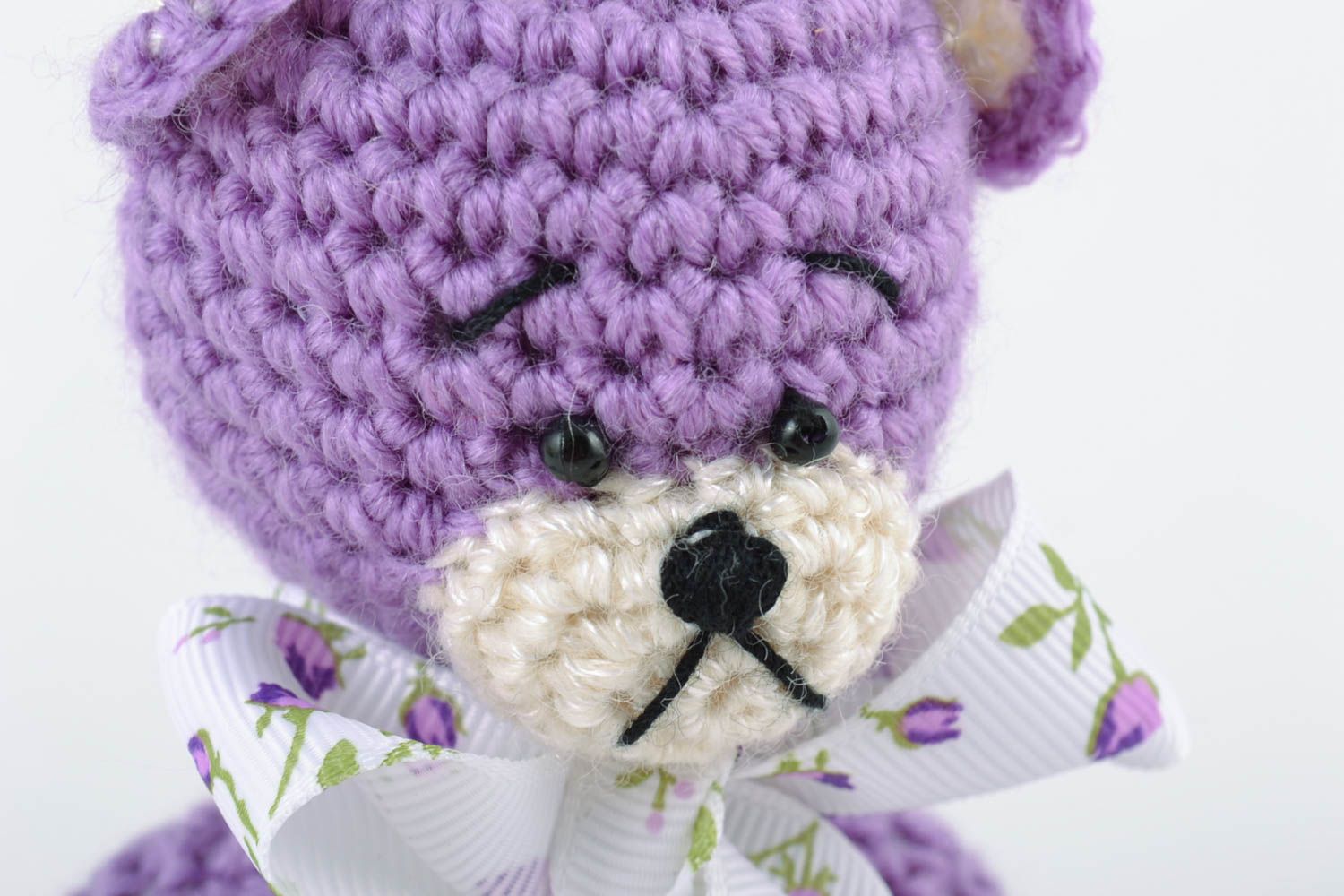 Handgemachtes nettes violettes kleines gehäkeltes Kuscheltier Bär mit Schleife foto 4