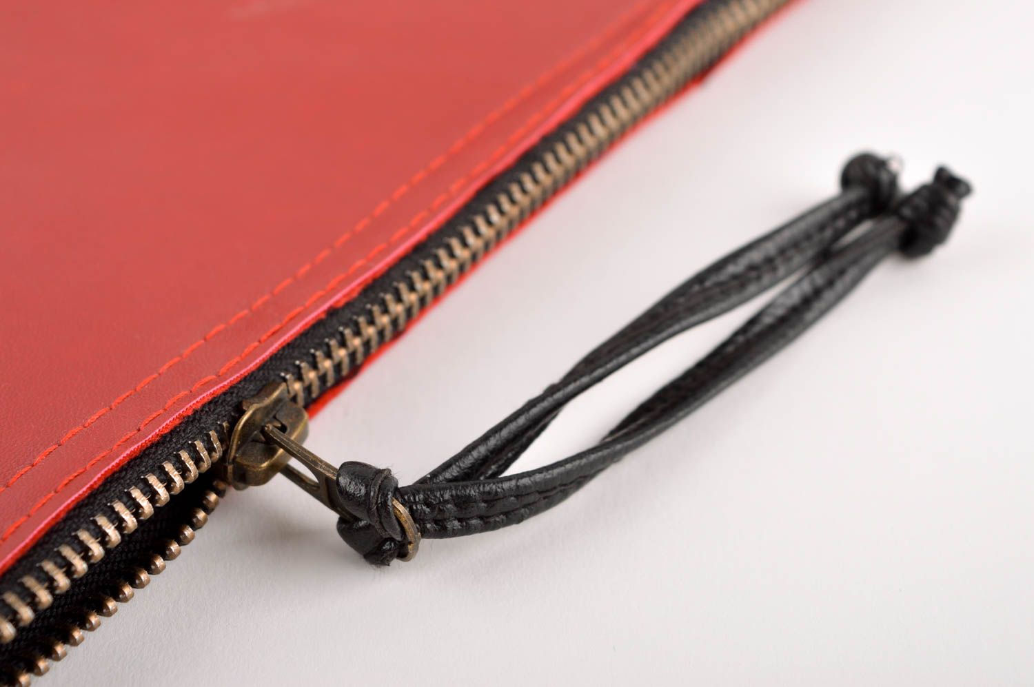 Bolso de mano negro y rojo clutch cartera hecho a mano accesorio de moda foto 4