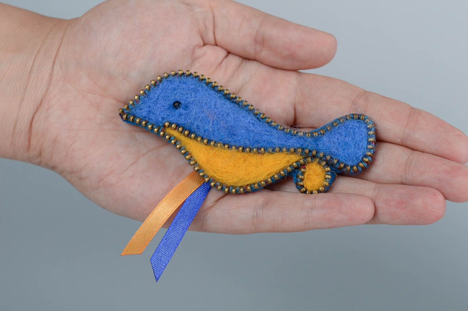 Vogel Brosche Accessoire für Frauen handgemachter Schmuck aus Wolle blau gelb foto 5