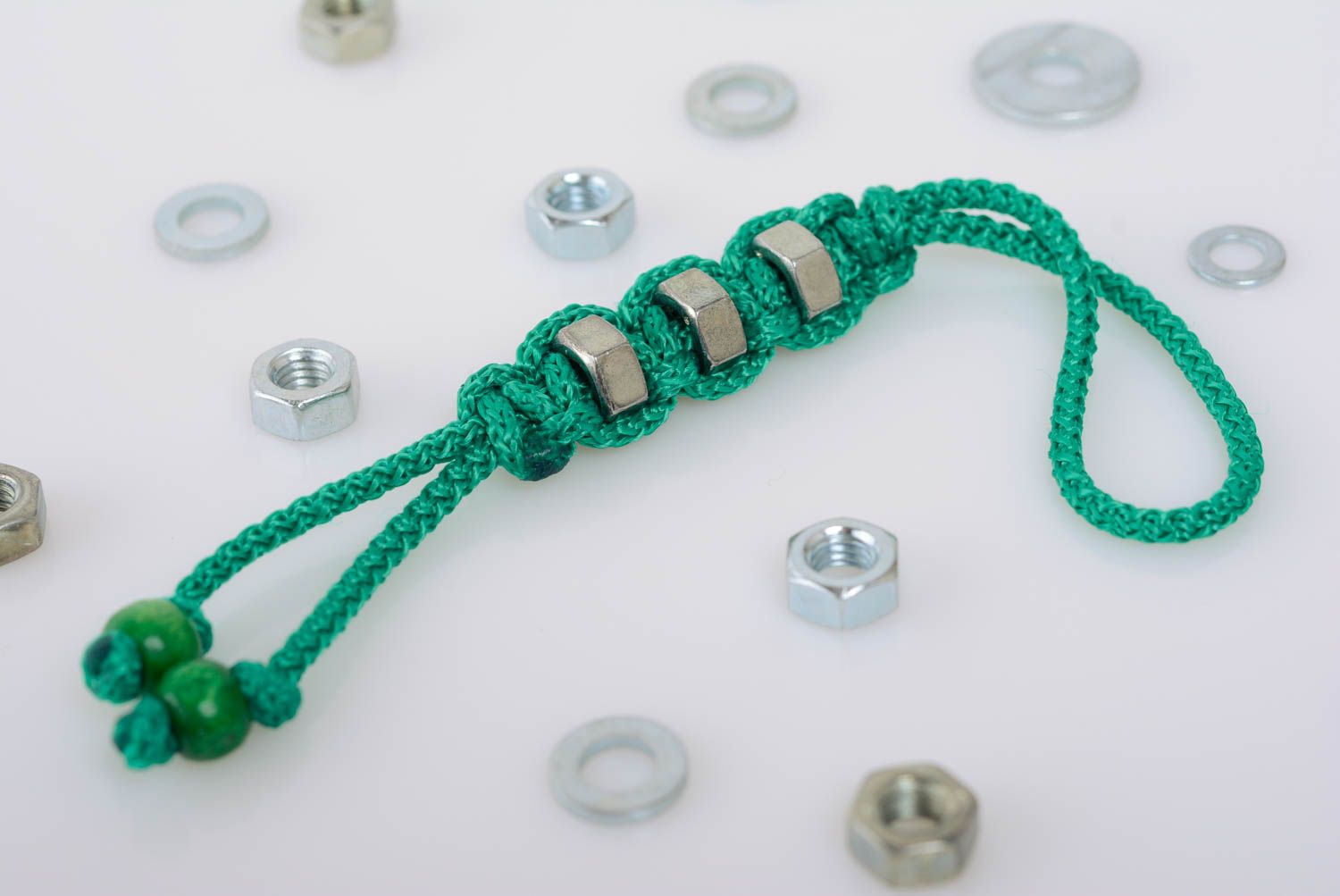 Porte-clés tressé en macramé vert avec écrous inox accessoire original fait main photo 1