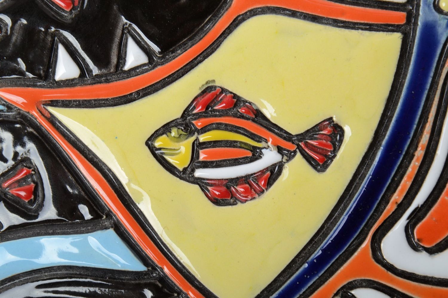 Панно из полуфарфора ручной работы с росписью цветными пигментами Хищная рыба фото 4