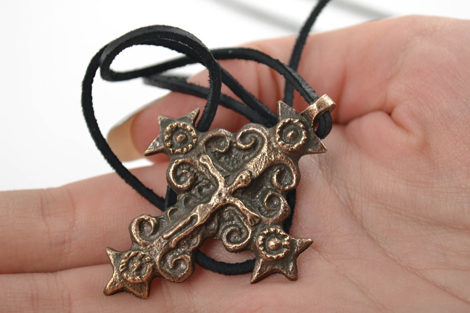 Cruz de bronce artesanal para el cuello con cordón largo  foto 2