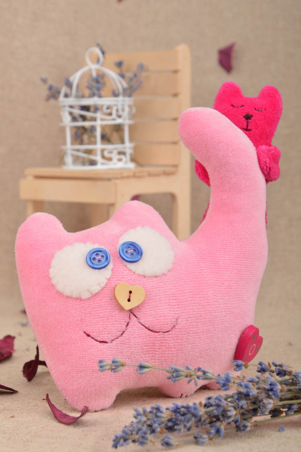 Chat en tissu fait main design de créateur jouet pour enfant décoration photo 1