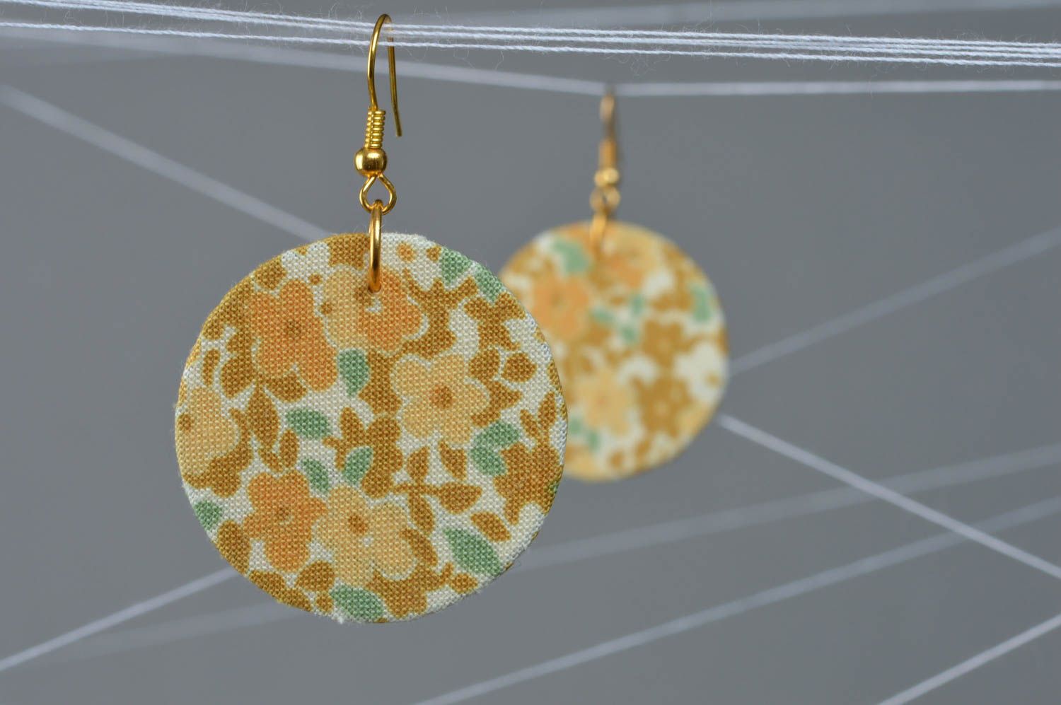 Stilvolle runde künstlerische gelbe Ohrringe aus Textil mit Blumen Print foto 1