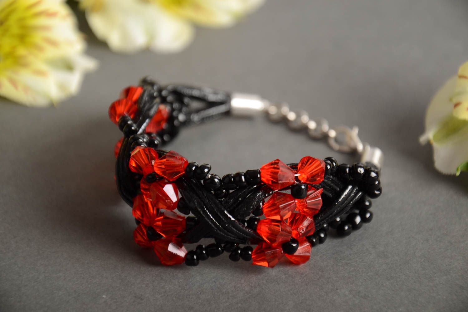 Бисерный браслет с бусинами плетеный женский широкий на цепочке красный с черным фото 1