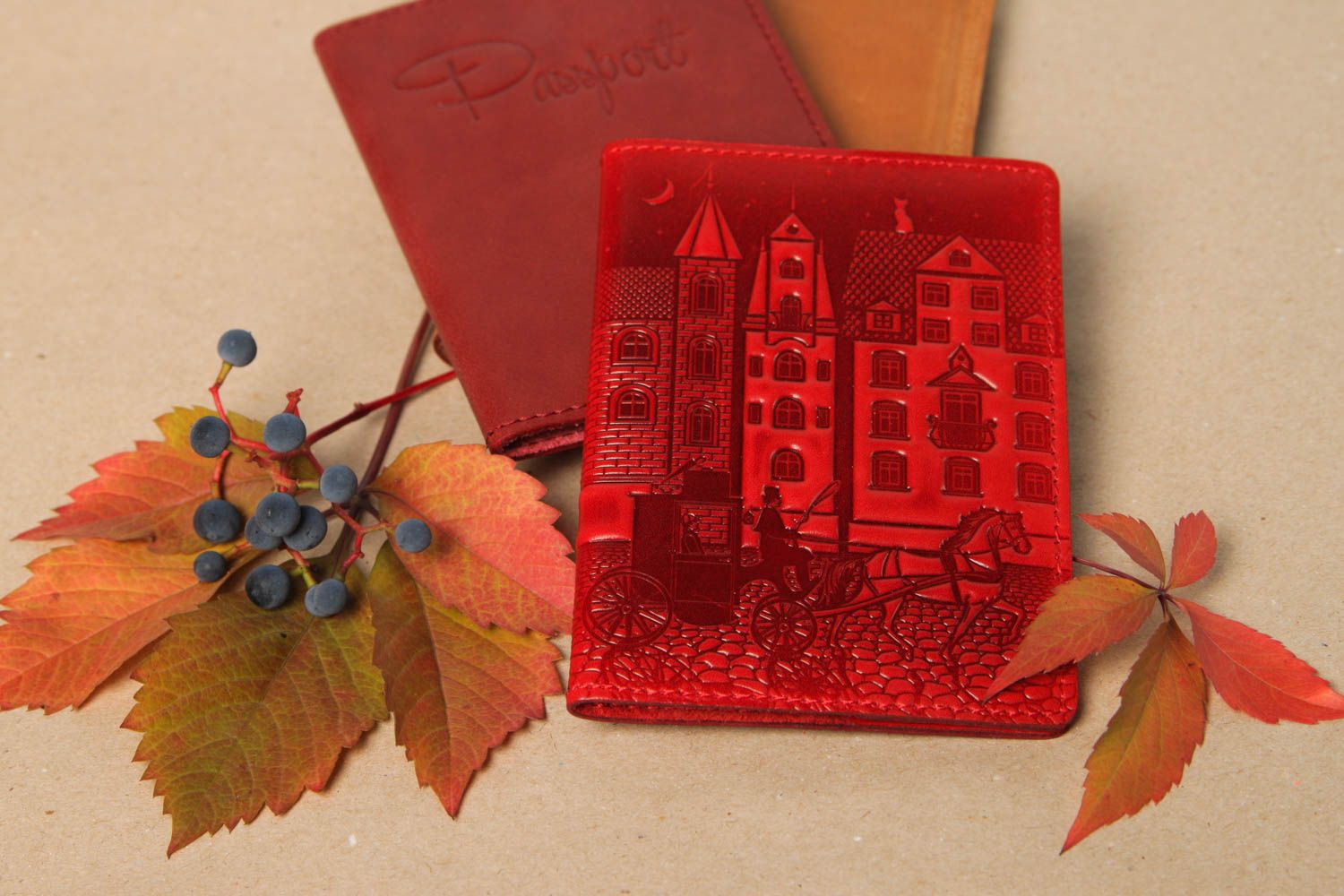 Кожаный аксессуар хенд мейд необычный подарок красная обложка на паспорт фото 1