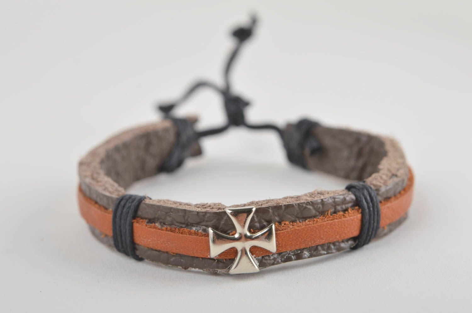Pulsera artesanal accesorio de moda pulsera de piel natural marrón con cruz foto 3