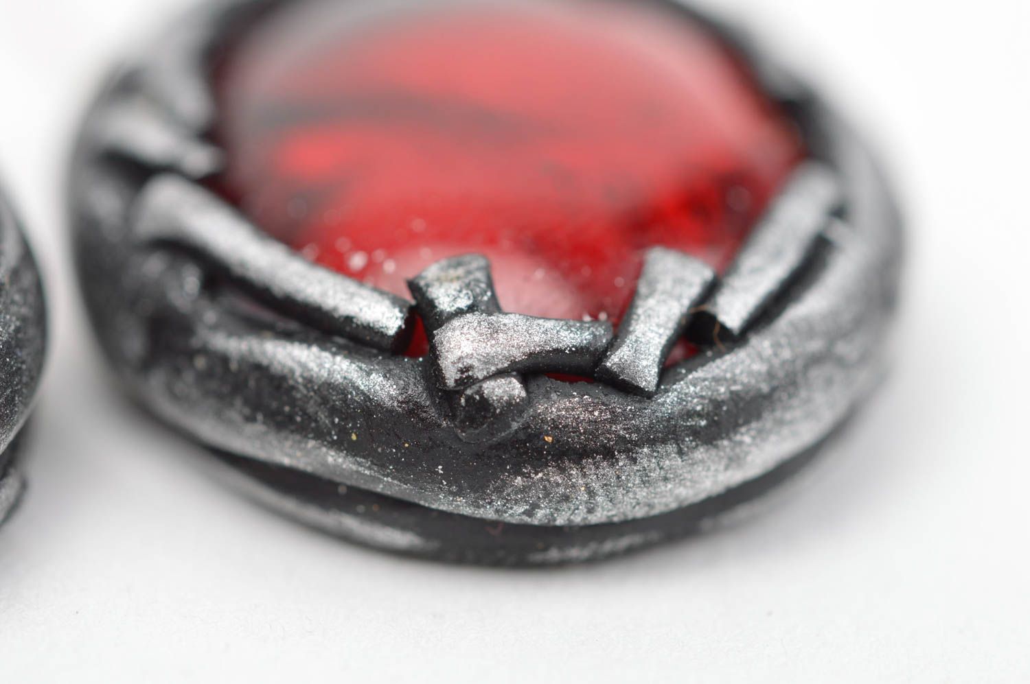 Rote Gehänge Ohrringe aus Polymerton und Glas schön künstlerisch handgemacht foto 5